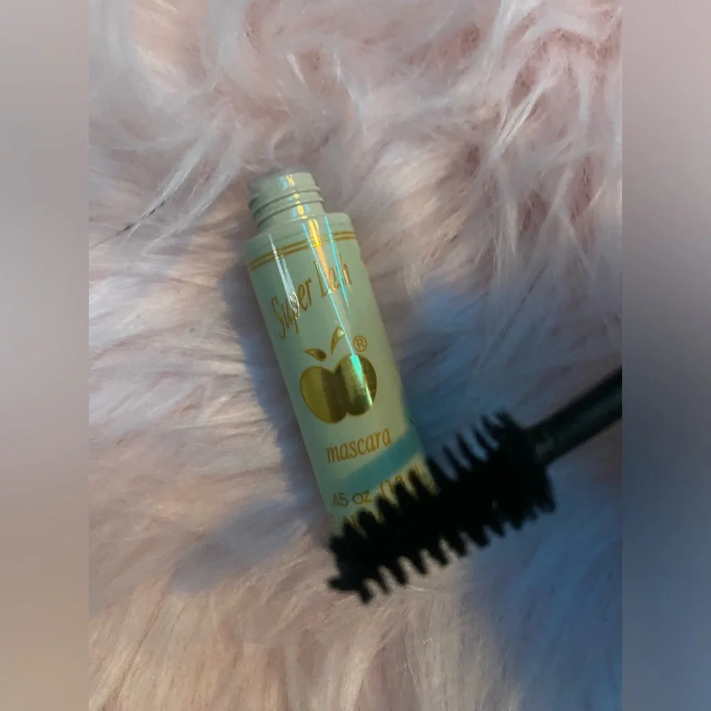 Apple Mascara - Picture 1 of 3